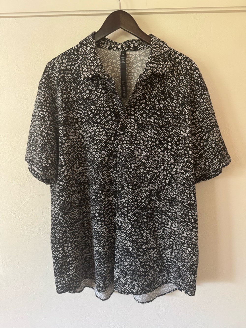 Lululemon Commission Short Sleeve Button Up Shirt XXL Black Geometric Pocket